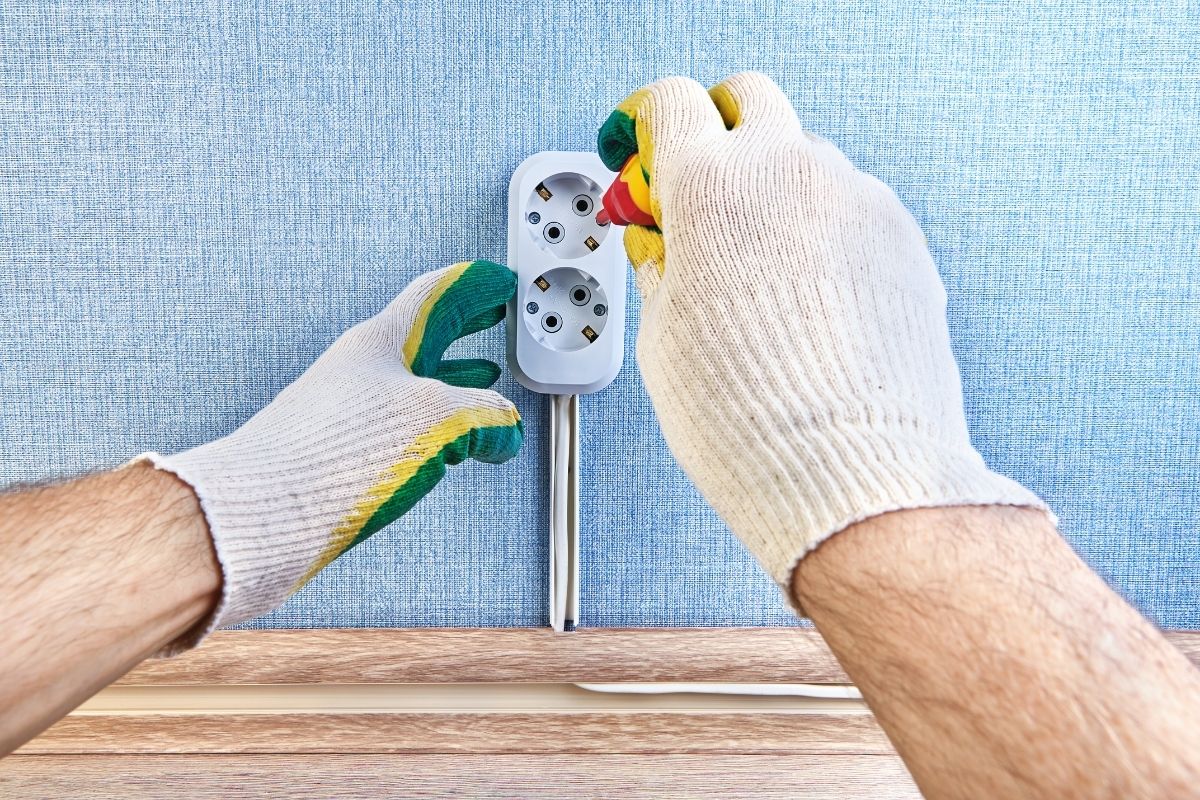 how to change an electrical outlet without turning off power