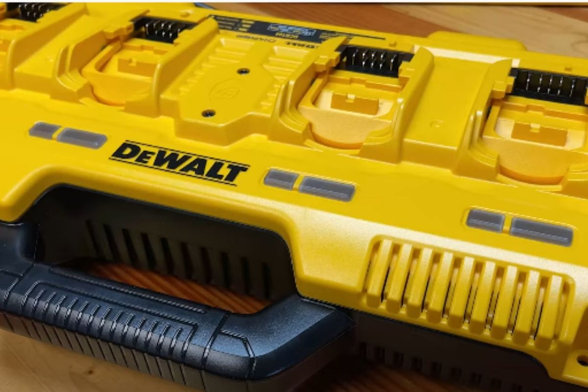 dewalt charger red,yellow,green,orange,light blinking and flashing meaning