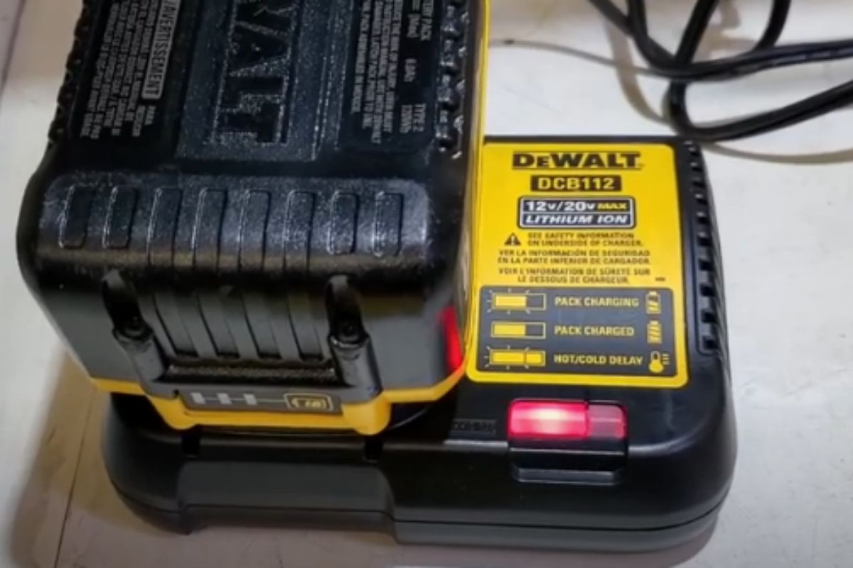 dewalt-charger-red-orange-yellow-green-light-meaning