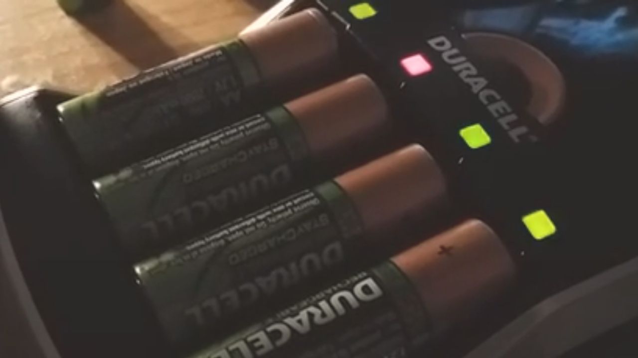 Energizer Battery Charger Flashing Red And Green Light at Ruth Farrow blog